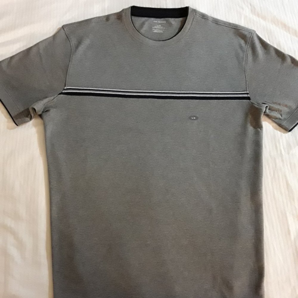 Men's pullover short sleeve shirt by Van Huesen
